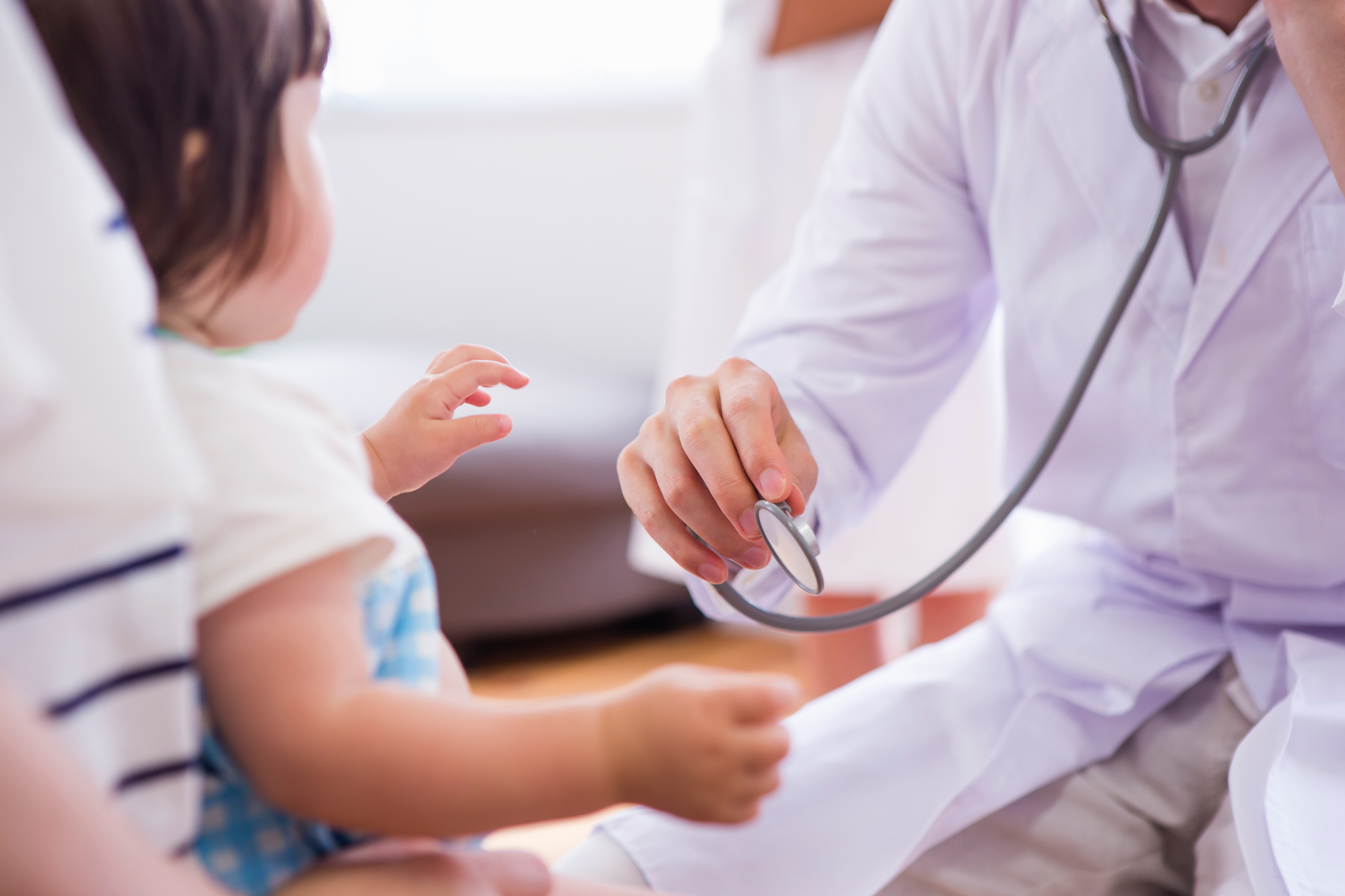 医師が子どもを診察している風景